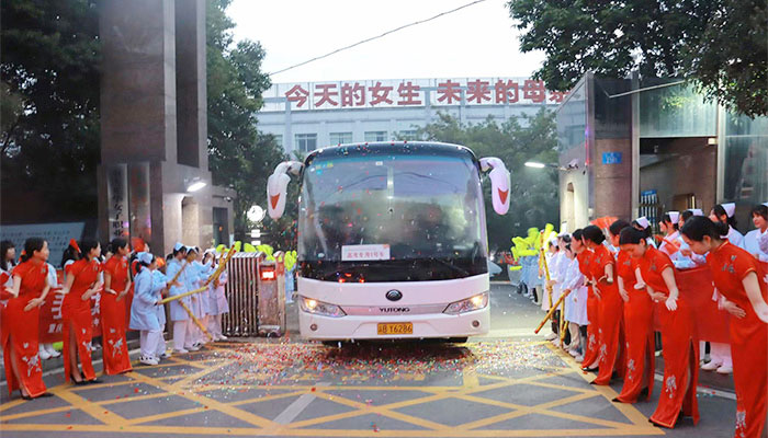 重庆光华女子职业学校2023春季高考送考现场